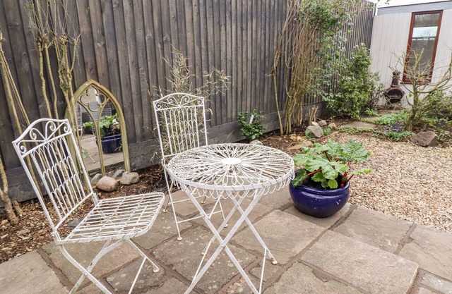 ROBIN'S NEST, pet friendly, with open fire in Vale Of Belvoir