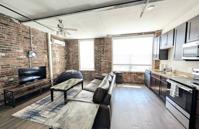 Robust Queen Suite w/Parking- Near Barnes 202