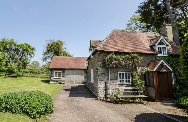 ROCK COTTAGE, pet friendly, with open fire in Tenbury Wells
