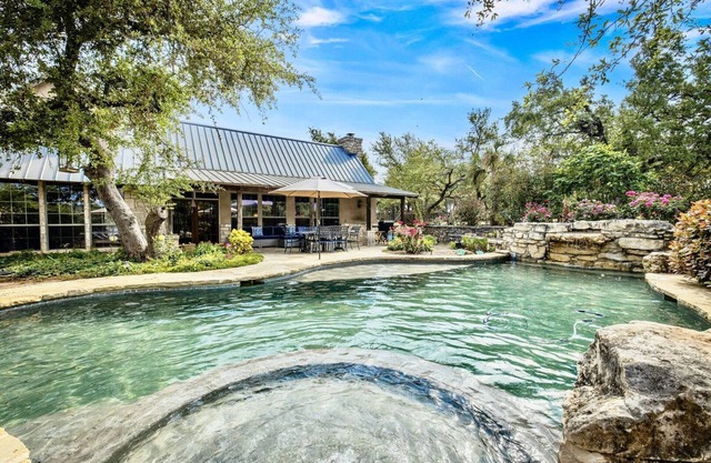 Rock n Wood- 3 private living quarters, sleeps 13, swimming pool, two hot tubs, minutes to downtown!