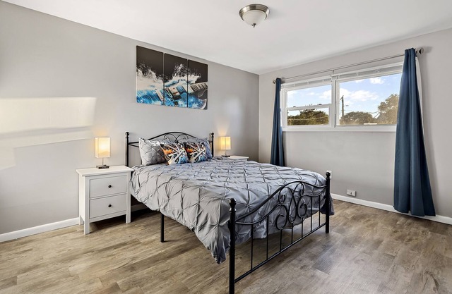 Rock&Roll-Theme Apt 65"TV/WiFi/FreeParking/Close to Aurora downtown area