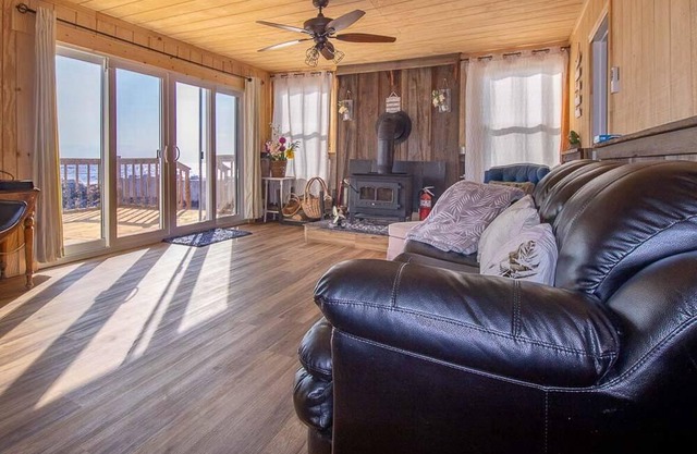 Rock This Wave - Three Bedroom Cottage, Sleeps 8
