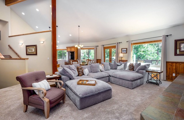 ROCK11-Spacious Home w. A/C, Ping Pong, Hot Tub