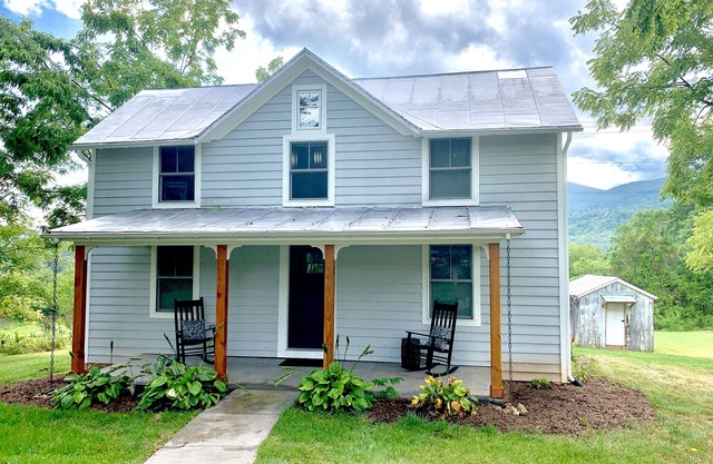 Rockfish Farmhouse - Home In the heart of The Rockfish Valley