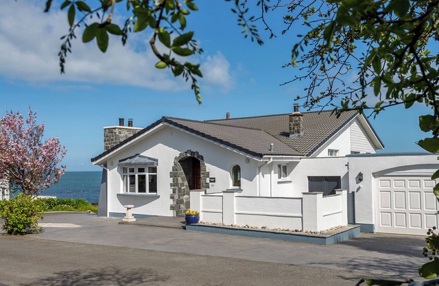 ROCKLYN LODGE, family friendly, with open fire in Donaghadee
