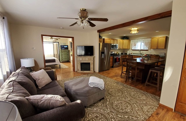 Rocky Mountain Views, sleeps 6 in a quiet country setting