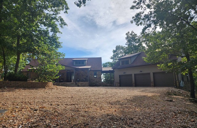 Rocky Top Garage Apartment on Beaver Lake