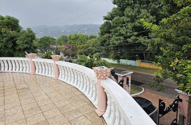 Roehampton Drive Luxurious 4 Bedroom Vacation Home Rental