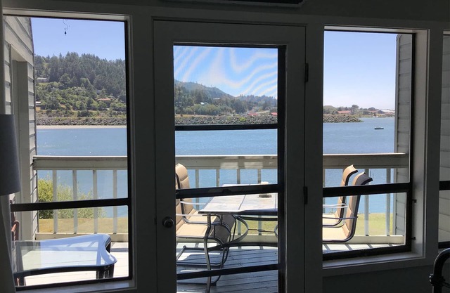Rogue River Condo - Alluring Views, Fisherman's Paradise