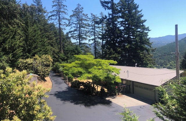 Rogue River Delight - 3 bd/2 ba River View Home