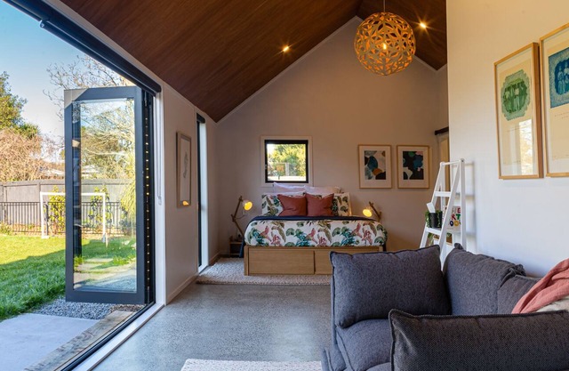 Roker Street Retreat - Contemporary Kiwi Styled Studio