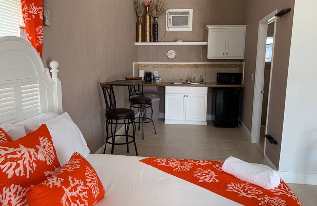 Rolle's Place Cabanas/Fresh Creek Property on Andros! WIFI/Cable/Kitchen/AC
