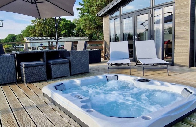 Rolo's Dog Friendly Lakeside Lodge With Hot Tub
