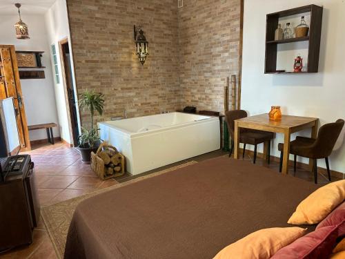 Romántico estudio rodeado de naturaleza con jacuzzi gigante