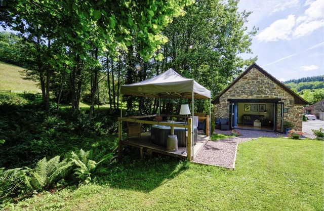 Romantic 1 Bedroom Lodge (optional hot tub) in Forest of Dean &Wye Valley ANOB