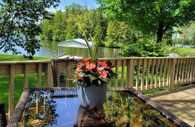 Romantic 1 BR Lakeside Cottage w/KING BED