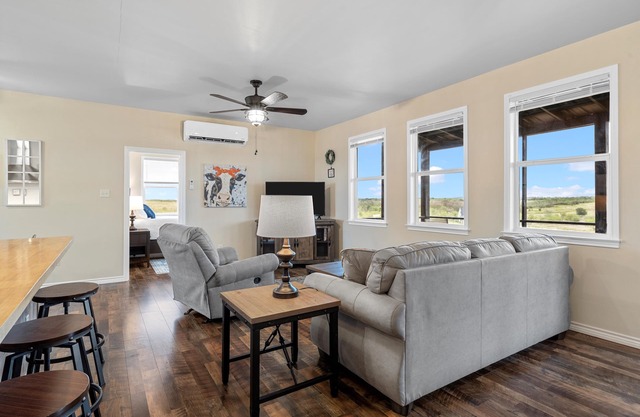 Romantic and peaceful country setting only 25 minutes from Belton or Temple!