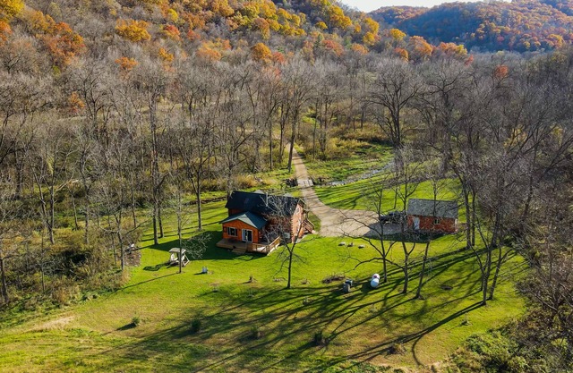 Romantic and Very Secluded Cozy Creekside Cabin with a Relaxing Hot Tub.