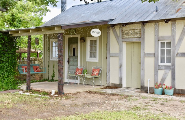 Romantic Ava Haus Cottage. 3 minutes to Main! See our other 4 Ava Haus rentals.
