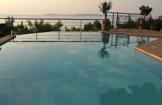 Romantic bastide with stunning view of the sea within 5' walk