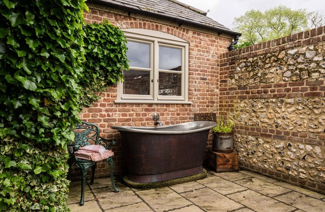Romantic bolthole for two with indoor swimming pool and sauna in Dorset