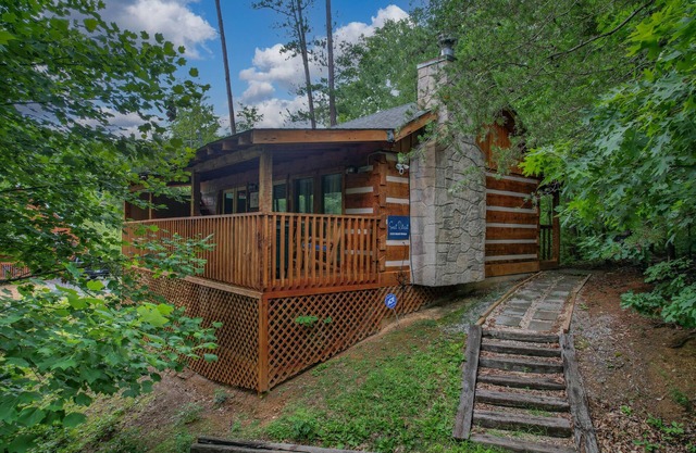 Romantic Cabin for 2! Private Hot tub! Close to Pforge and Gburg!