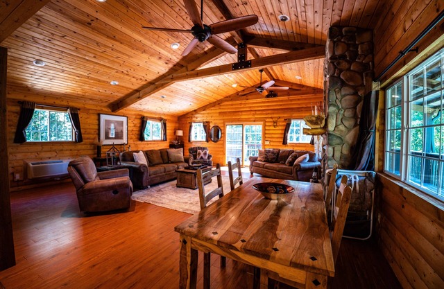 Romantic Cabin: Secluded Woods, Hot Tub, and Privacy in the Driftless Region.