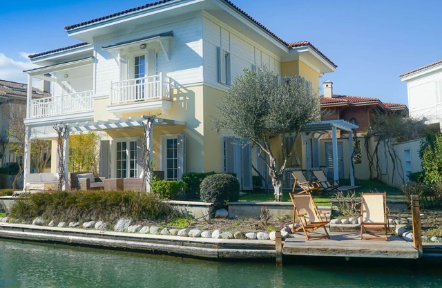 Romantic Canal Villa. Private Dock & Beach Access
