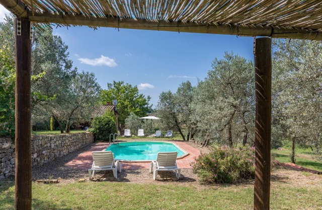 Romantic cottage, sleeps 6, with large windows nice view overlooking the Tuscan countryside. Priva