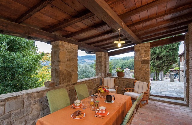 Romantic detached cottage with pool, in a farm between Arezzo and Florence