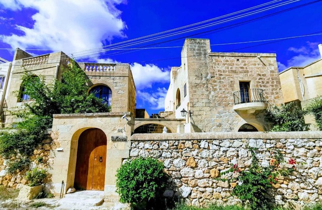 Romantic Farmhouse for up to 9 People with Pool and Sea View