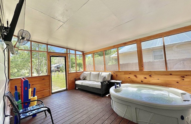 Romantic Farmhouse w hot tub, DT SM 5 min