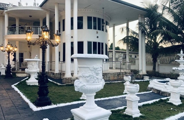 Romantic French Rococo Mansion. Has 3-tiered Fountain Pool-25mins From Airport!