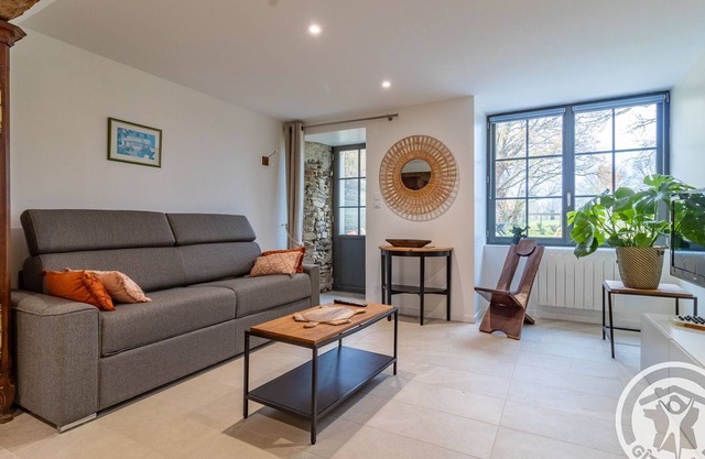 Romantic Getaway: Modern Cottage Amid Loire Vineyards with Terrace, BBQ, and Nature Trails
