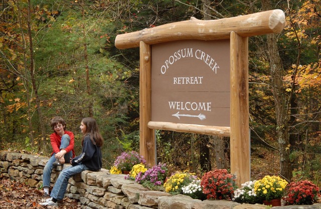 Romantic Get-away Cabin in the woods, w/Hottub next to coolest small town in USA