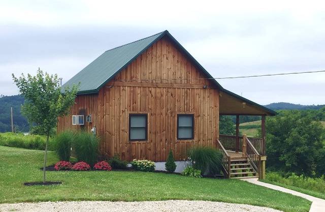 Romantic getaway in Southeastern Ohio. Family and pet friendly.