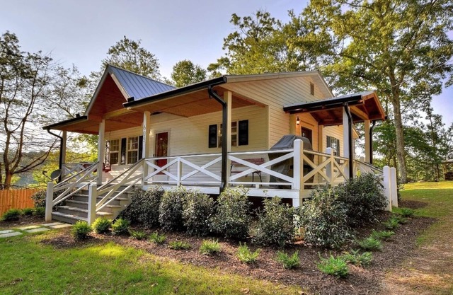 Romantic getaway! private New HotTub,putting green,sauna,KING bed,1min from town