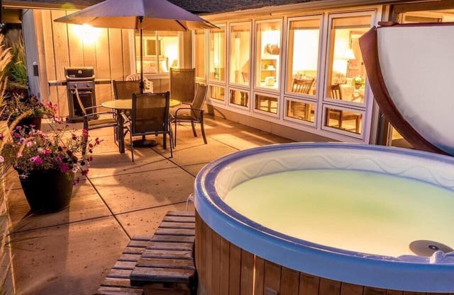 Romantic Guest House on 20 acres - Hot tub, Wildlife, Amazing Pool, Tennis Court