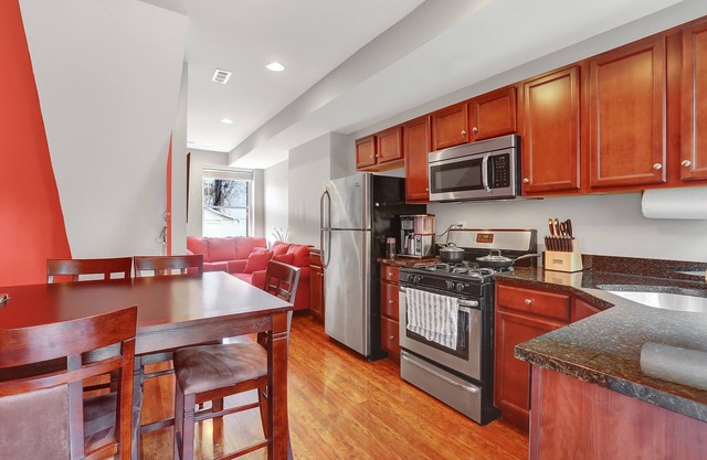 Romantic Hot Tub Getaway, Walking Distance to Fells Point