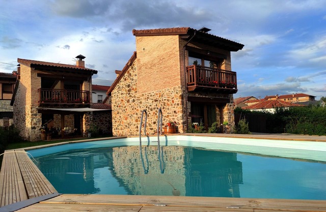 Romantic House, with Jacuzzi for two people in the room, wood-burning fireplace
