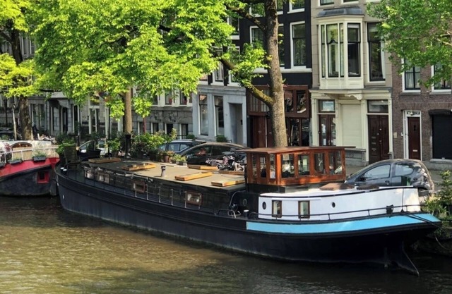 Romantic houseboat on superb location in canalbelt