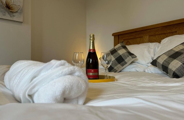 Romantic King Bed Countryside Couples Cabin