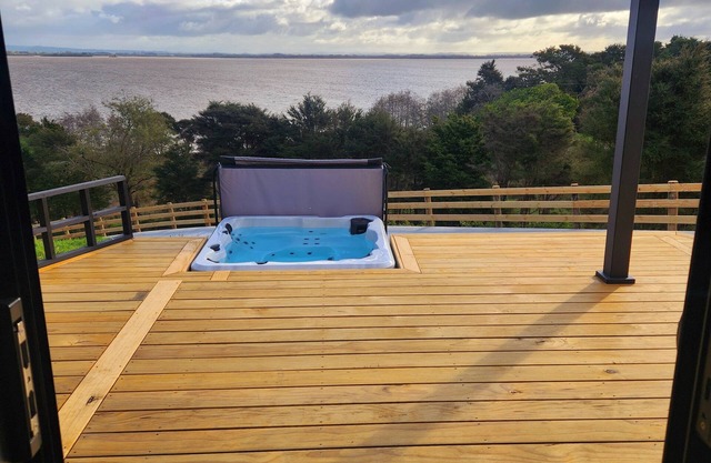 Romantic lakeside Cabin. 1 Hour ex Auckland CBD