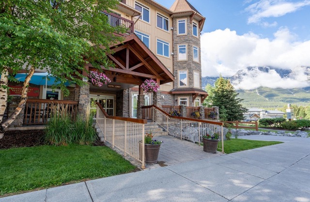 Romantic Mountain Escape – Outdoor Hot Tubs & Private Balcony!