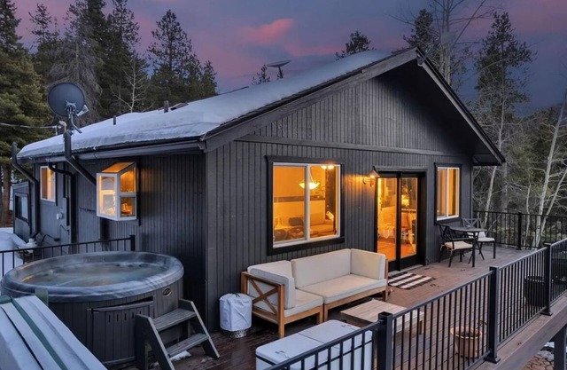 Romantic mountain getaway or family escape. NEW HOT TUB!