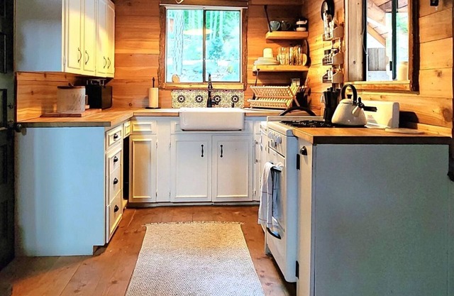 Romantic Off-Grid Cabin Stargaze & Unwind
