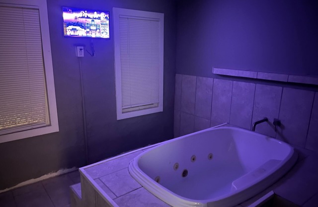 romantic queen jacuzzi suite