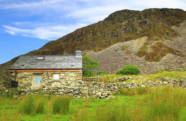 Romantic retreat, pet friendly, stunning views, log burner, walks from the door.