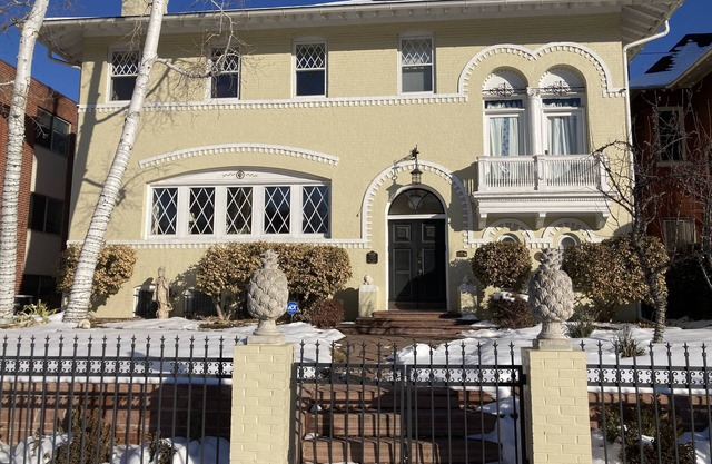 Romantic Retreat with a Private Balcony! 3 Stories, 3 Bed 2 Bath, +FREE PARKING!