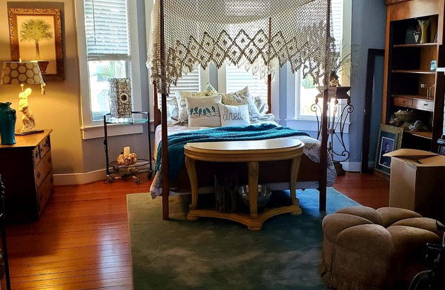 Romantic River apartment, 1 block from River.